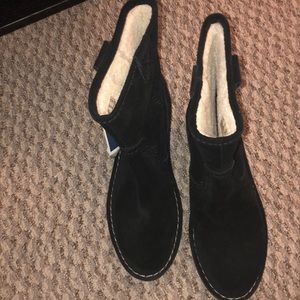 Black Sherpa suede boots